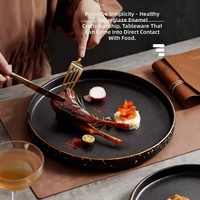 Assiette ronde en porcelaine à bordure perlée, assiette à dîner en céramique mate avec accent doré, plat de service décoratif en relief
