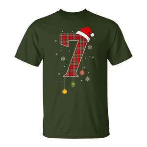 Six Seven Meme T-shirt de Noël assorti pour couple, motif à carreaux, numéro 7, ornements de chapeau de Père Noël, design de Noël - Product Image 1
