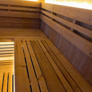 Sauna Exterior Tradicional de Vapor Seco HELIUS Negra Impermeable para 4-6 Personas, Fabricada con Abeto Carbonizado, con Espejo Panorámico de Vidrio - Product Image 5