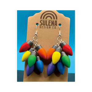 Boucles d'oreilles pendantes en argile polymère personnalisées en forme d'ampoule de Noël, bijoux de fête de vacances festifs - Product Image 1