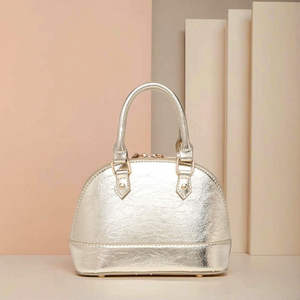 Bolso bandolera impermeable para mujer 2026, de piel sintética con cadena y textura metálica. - Product Image 3