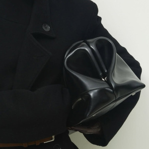 Bolso de Mano Plegable de Moda para Mujer, con Logotipo Metálico, Correa Doble para el Hombro, Material de Cuero Grueso, Personalizado OEM - Product Image 6