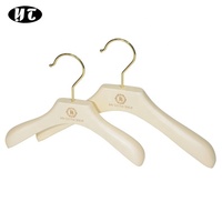 Perlweißes Benutzerdefiniertes Baby- und Kinderkleiderbügel-Set aus Holz mit Goldhaken und Logo