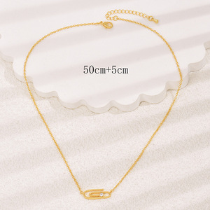 Collana con Ciondolo a Graffetta, Design Minimalista, Collana a Catena per Donne - Product Image 2