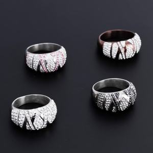 แหวนหมั้น CZ Paced Iced Out สำหรับผู้หญิง แหวนสแตนเลสประดับเพชร ของขวัญสุดหรูสำหรับผู้หญิง - Product Image 4