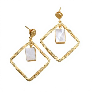 Pendientes Clásicos de Latón para Exportación, Hechos a Mano, Geométricos, con Acabado Chapado en Oro de 18K, Hipoalergénicos, Seguros para Usar, para Mujer - Product Image 1