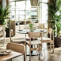 Personnalisation de tables et chaises de restaurant de luxe, banquette en cuir et chaise en bois avec table ronde pour snack-bar et café