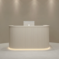 Comptoir de réception moderne au design incurvé et cannelé, avec éclairage LED, pour salon de beauté, hôtel, bureau, mobilier de réception