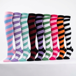 Chaussettes hautes en coton 100 % pour femmes, motif dessin animé, au-dessus du genou, pour usage quotidien, vente en gros - Product Image 1