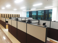 Postes de travail en L personnalisés pour 4, 6 ou 8 personnes avec cloison de séparation pour bureaux informatiques