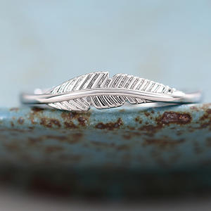 Anillo de boda de acero inoxidable con diseño de plumas T0140, anillo moderno unisex de moda para ocasiones de boda. - Product Image 2