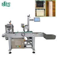 Machine de codage et de tri laser UV à alimentation automatique pour étuis à stylos en ABS, idéale pour les industries comme la papeterie et les produits chimiques quotidiens, avec fonctionnement autonome.