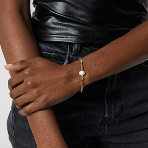 Bracelet cubain géométrique OEM pour femmes Bracelet à breloques en perles baroques à la mode avec plaqué or Design minimaliste Style tendance - Product Image 1