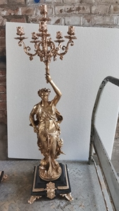Une paire de chandeliers à 6 bras de style rococo, <span class=keywords><strong>en</strong></span> laiton ornementé et marbre noir/rouge/vert, avec des statues figurées de la déesse de la Lumière <span class=keywords><strong>en</strong></span> or 24 carats. - Product Image 4
