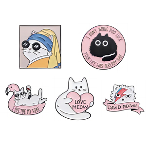 Spilla Creativa Anime per Animali, Accessori Gattino Amore Miau Proteggi Animale, Simpatici Spille per Vestiti e Zaini, Colore Personalizzato, Lega di Zinco - Product Image 1