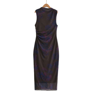 Vestido midi ajustado sin mangas con cuello alto y diseño asimétrico fruncido en estampado morado para fiestas de verano - Product Image 6