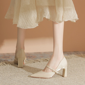 Zapatos de Novia de Satén con Tacón Cuadrado y Punta en Pico, Modelo Mary Jane 7777-4 - Product Image 2