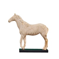Ornement de cheval en résine à motif géométrique peint à la main, style minimaliste nordique, thème animal, décoration moderne pour la maison, cadeau de pendaison de crémaillère