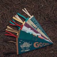 Drapeaux de fanions en feutre non tissé imprimés par sublimation à motif personnalisé pour la décoration festive des campings et des sites de camping