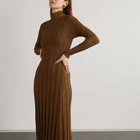 Robe pull maxi plissée marron à col roulé en maille côtelée avec logo personnalisé pour femmes – Collection Hiver
