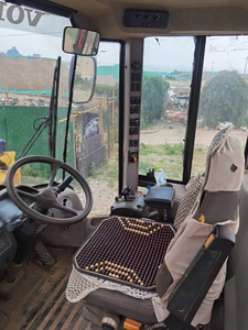 Chargeuse sur pneus et pelle rétrocaveuse d'occasion Volvo L105 avec moteur et pompe Caterpillar en excellent état de marche, en promotion - Product Image 6