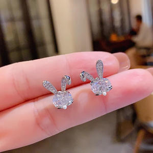 Boucles d'oreilles clous dorées E3577 motif dessin animé, serties de strass en cristal, pour femme, bijoux mignons à porter au quotidien - Product Image 2