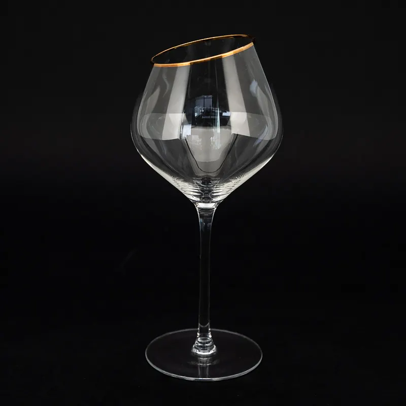 Kacamata Minum Anggur Berbingkai Emas, Dekorasi Gelas Anggur Bulat Merah Kristal Kustom Baru dengan Pinggiran Emas