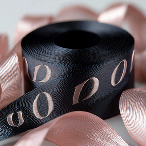 Cinta de Grosgrain de Alta Calidad con Logotipo en Relieve 3D, Diseño Personalizado para Empaque de Regalos, con Impresión de Logotipo de Marca - Product Image 5