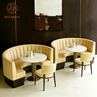 Ensemble de mobilier de café-restaurant en marbre courbé : table, chaises, banquette et canapé