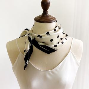 Pañuelo Cuadrado Pequeño de Seda de Morera Auténtica Beige con Estampado de Puntos [Polka Dot] para Mujer, Estilo Vintage, para Primavera, Otoño e Invierno, Combinable con Todo, Venta al Por Mayor - Product Image 3