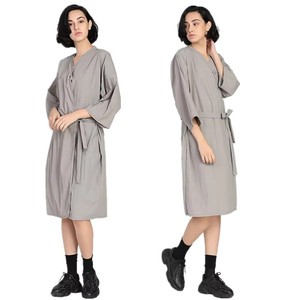 <span class=keywords><strong>Bata</strong></span> de salón impermeable de poliéster <span class=keywords><strong>para</strong></span> corte de <span class=keywords><strong>pelo</strong></span> con logotipo personalizado, <span class=keywords><strong>bata</strong></span> con cierre a presión, batas y batas de salón de uso diario Unisex - Product Image 3
