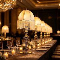 Lampe de table JINDY de luxe de style victorien avec abat-jour en tissu bordeaux à franges et support floral en métal doré pour centres de table de mariage