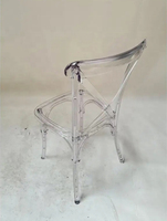 Chaise empilable de luxe en résine acrylique transparente avec dossier en X, idéale pour événements, mariages, salles de séjour extérieures, appartements, parcs et locations.