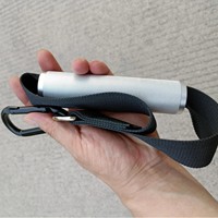 Accessoire de fitness portable avec poignée métallique moletée connectée par une sangle en nylon, poignée de câble de gym