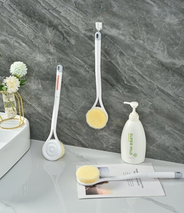 Brosse de nettoyage de bain à long manche, double <span class=keywords><strong>action</strong></span> mousse et poils, avec boucle de suspension pour un rangement facile et une utilisation sous la douche - Product Image 3