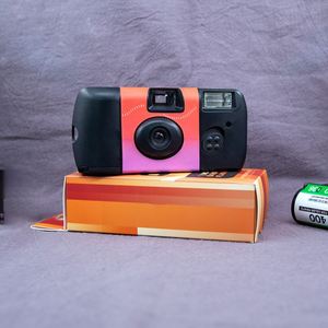 Appareil photo jetable personnalisé pour mariages, pellicule 35 mm ISO 400, style rétro avec flash - Product Image 2
