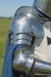Traje de Armadura Completa de Caballero Teutónico de Acero Calibre 18 con Malla de Cadena y Casco, Disfraz Histórico Medieval de Cruzado para Recreación Histórica - Product Image 5