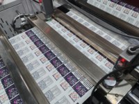 Machine de découpe à plat et de rembobinage pour étiquettes adhésives en rouleau MQA