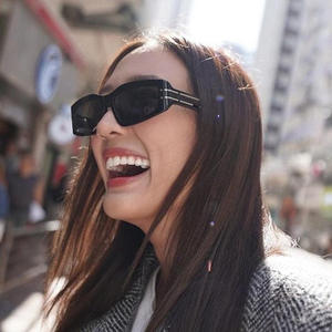 ZS-98167 Gafas de Sol Cuadradas Modernas para Mujer, Montura Negra de PC, Protección UV400 Clase 2, Diseño Ovalado - Product Image 5