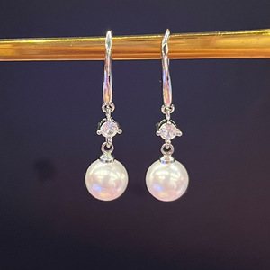 Orecchini pendenti con perle barocche per donna, eleganti gioielli pendenti a forma di amo da pesca - Product Image 2