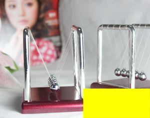 ZD361 卸売 家庭用オフィス用 楽しい振り子ボールおもちゃ 木製ベース 楽しい科学学習デスクおもちゃ ニュートンのゆりかご バランスボール - Product Image 3