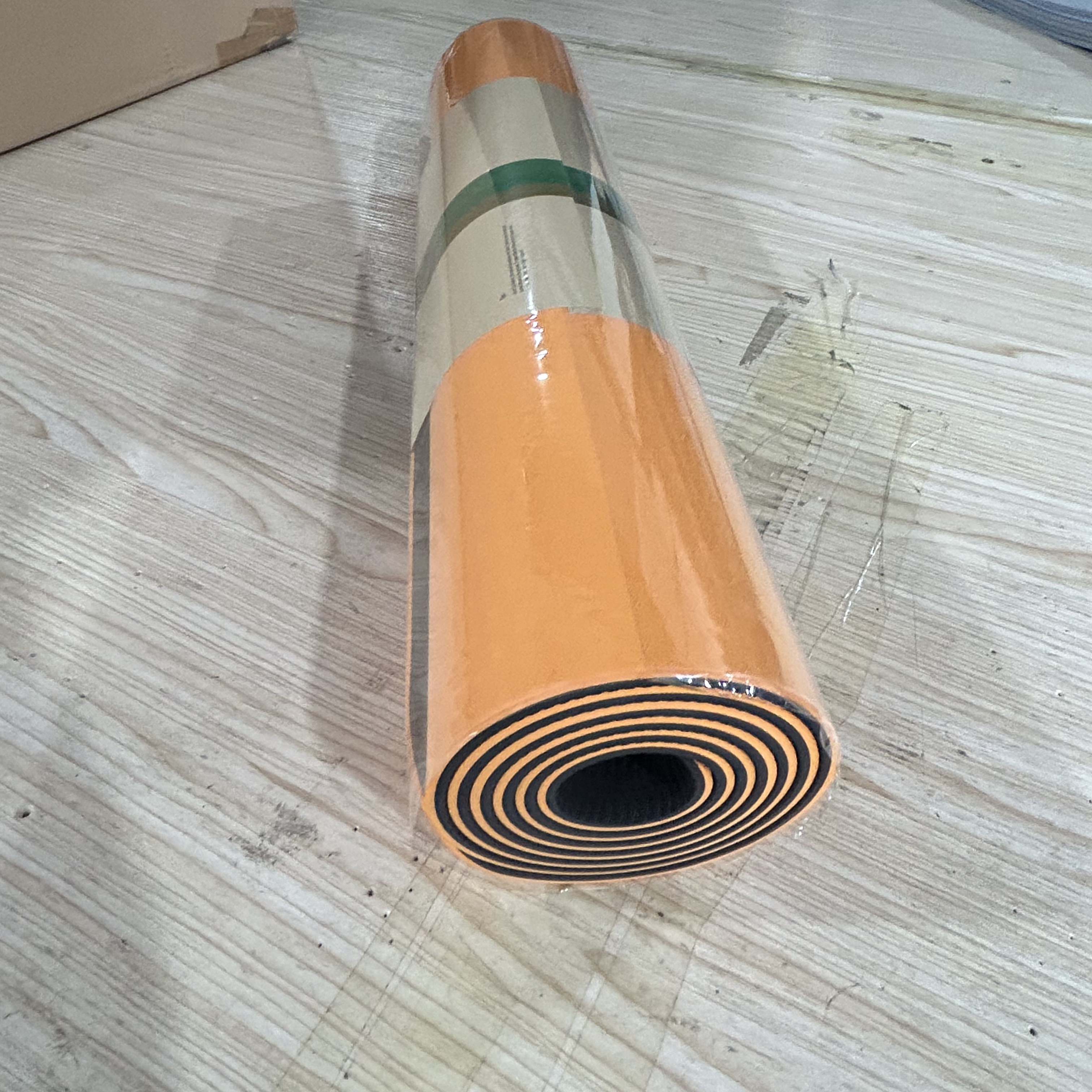 Haut orange et bas noir