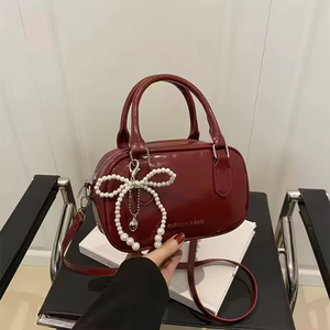 Sac à main et bandoulière carré simple et élégant pour femme, nouvelle collection été 2026, avec nœud perlé et fermeture éclair, vente en gros - Product Image 2