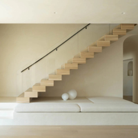 Escalier intérieur personnalisé durable en pierre naturelle empilée, pour villa, loft, duplex, avec garde-corps en verre moderne et luxueux pour appartement et hôtel