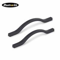 Poignée de Meuble Courbe Moderne et Élégante en Alliage d'Aluminium Noir Mat 96/128mm pour Armoire de Cuisine, Placard et Chambre à Coucher – Fabrication OEM