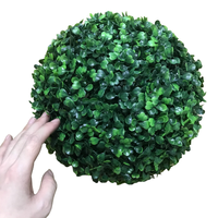 Boules de buis en plastique de 13cm à 28cm Boule artificielle de haie d'herbe de Milan pour la décoration
