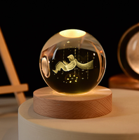 Estilo moderno para lámpara de luna de astronauta, Base de pantalla LED de cubo de madera al por mayor con bola de cristal, esfera De Luna Iget para mesa de decoración
