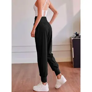 Pantalon de yoga long taille haute Yogi avec design de gaine et poche latérale en couleur noire, fabriqué en matière extensible de haute qualité - Product Image 3