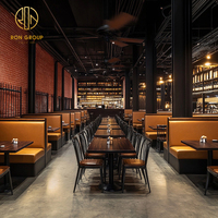 Ensemble commercial Ron Group, banquette en cuir marron, table carrée en bois massif, chaise en métal, mobilier personnalisé pour restaurant