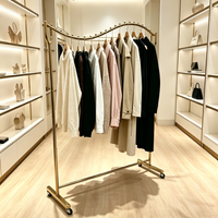 Portant à vêtements sur pied rotatif et réglable en hauteur, en métal doré en forme de S, pour magasins de vêtements
